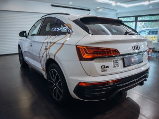 Audi Q5 40TDI quattro S-line, vzduch